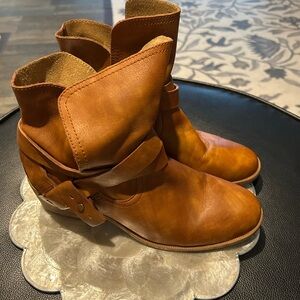 UGG Women's Tan Leather Ankle Boots